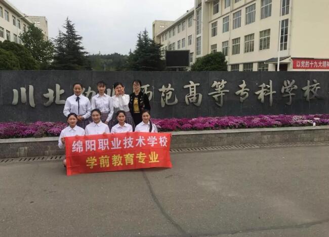 学前教育专业的学生在川北幼儿师范高等专科学校参加单招考试