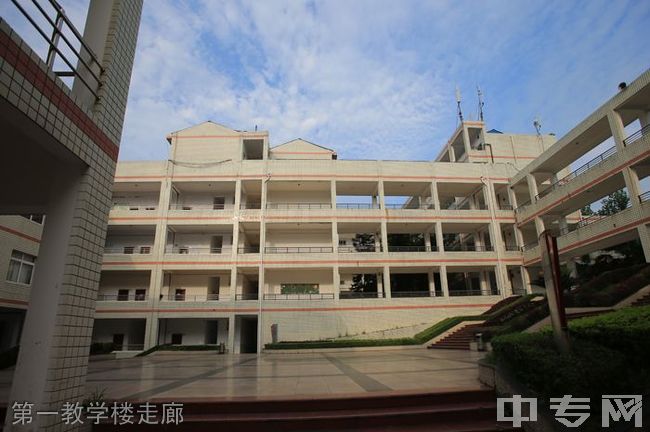 重庆安全技术职业学院第一教学楼走廊