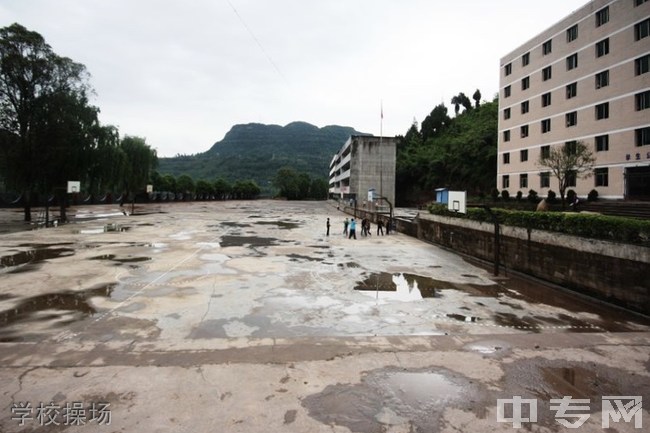 南江县大河中学食堂宿舍条件怎么样,校园图片