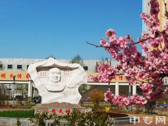 西宁甘河工业职业技术学校雕像