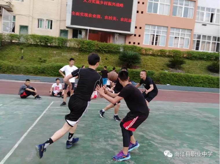 四川省南江县职业中学篮球训练