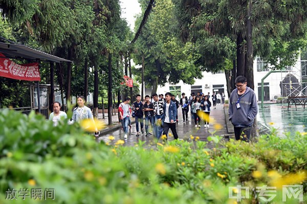 重庆红春藤技工学校放学瞬间