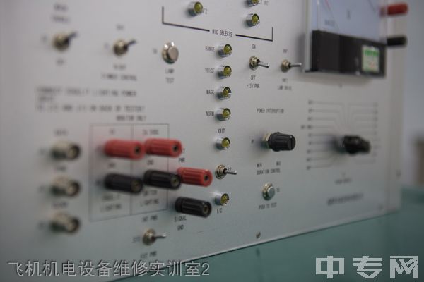 眉山机电职业技术学校飞机机电设备维修实训室2