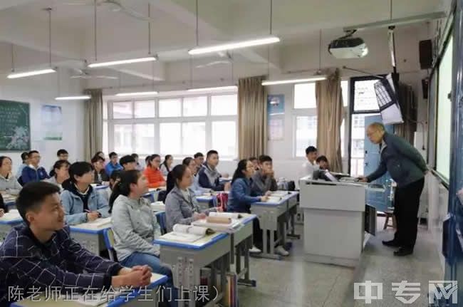 巴州区第四中学[普高]陈老师正在给学生们上课）