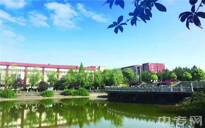 江西工业贸易职业技术学院湖景