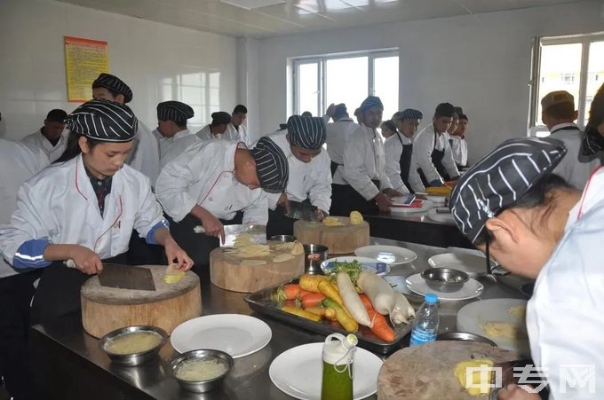 焉耆县职业技术学校烹饪实训课