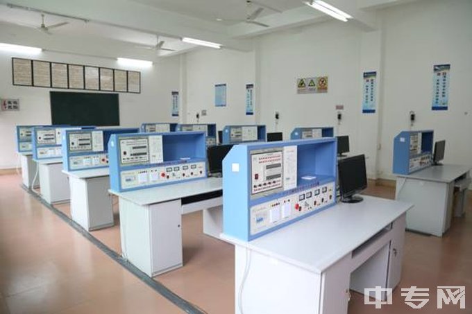 广西电子高级技工学校PLC实训室
