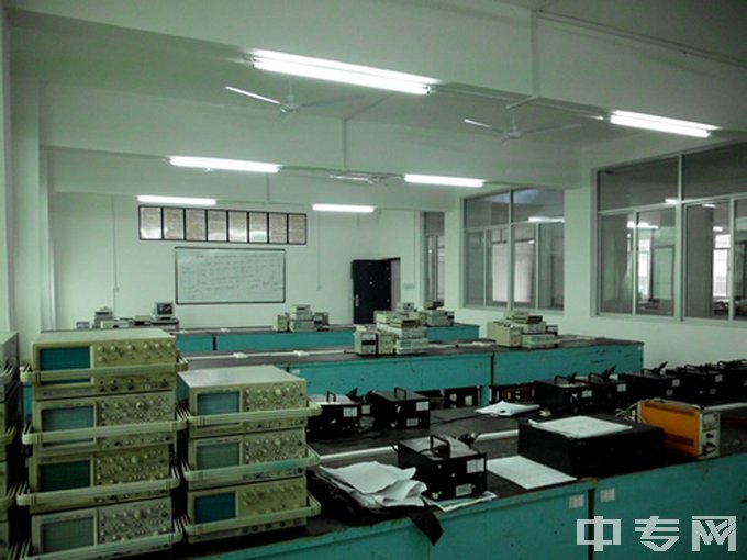 广西电子高级技工学校电子装配实训室