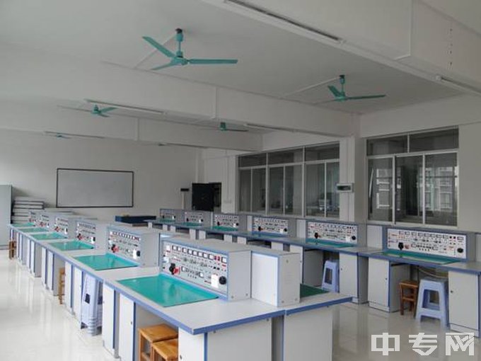 广西电子高级技工学校电工实训室