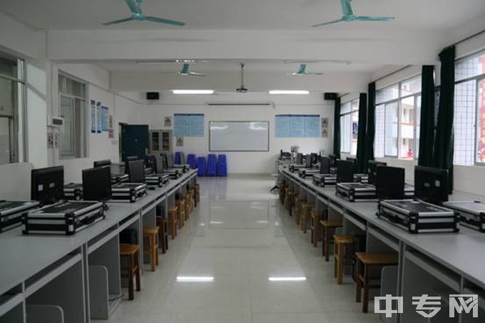 广西电子高级技工学校单片机实训室