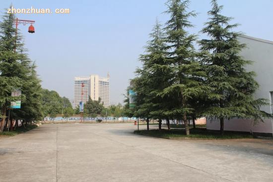 四川省阆中东南航空职业学校-阆中东南航空学校-校园一角