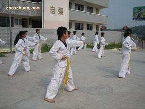 三台县文武职业技术学校-学生休息时间练功