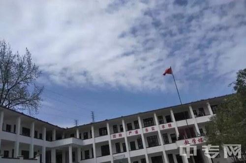 黔东南州凯旋工业学校-国旗下的教学楼