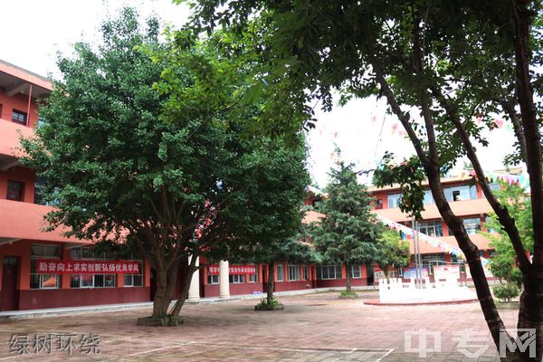 云南新型职业学院绿树环绕