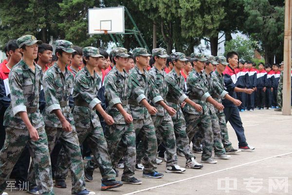 楚雄机械电子职业技术学校-军训