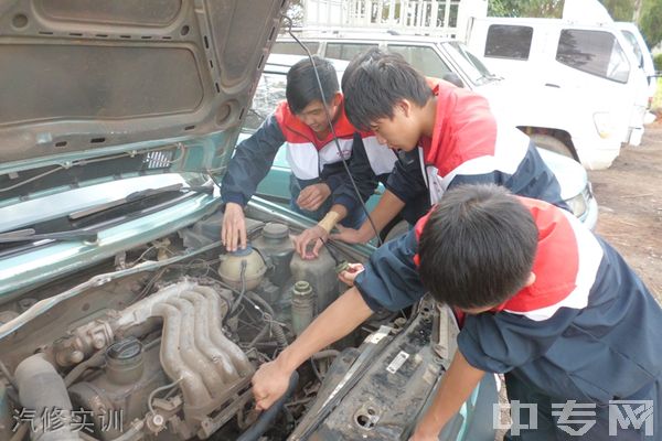 楚雄机械电子职业技术学校-汽修实训