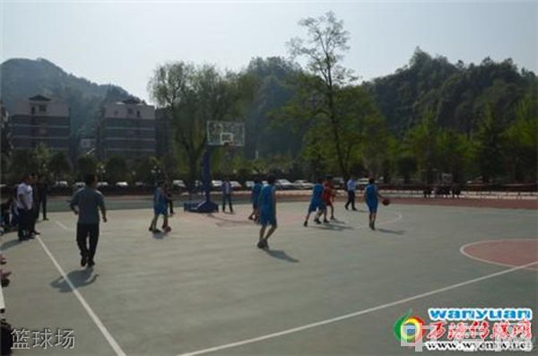 万源市黄钟职业中学校-篮球场