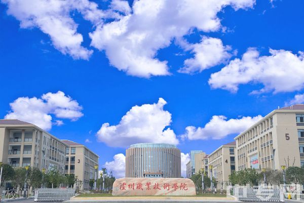 泸州技师学院校门