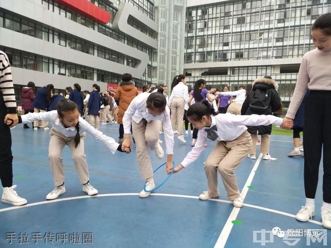 绵阳市博远艺术职业学校-手拉手传呼啦圈