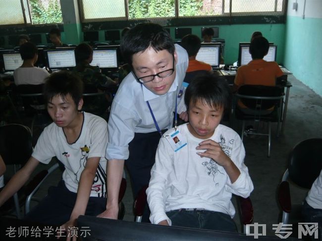 广安市机电工业职业技术学校-老师给学生演示