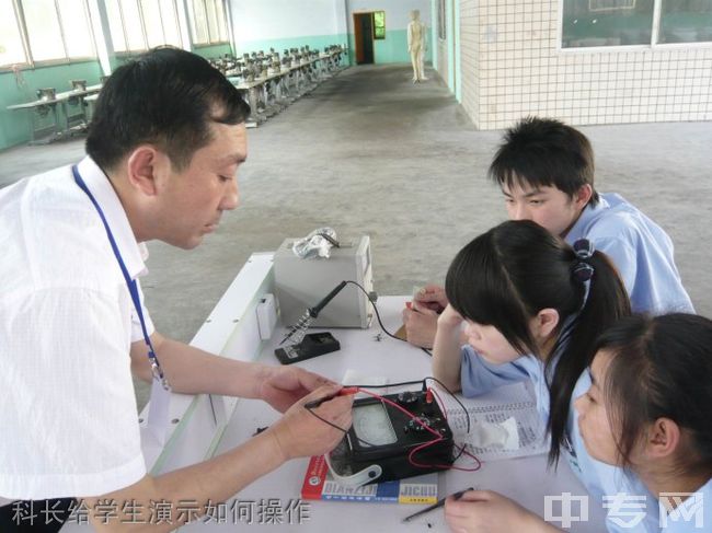 广安市机电工业职业技术学校-科长给学生演示如何操作