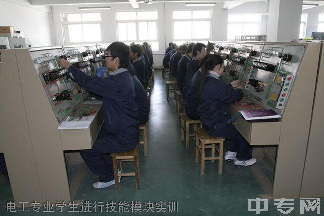 西安技师学院-电工专业学生进行技能模块实训