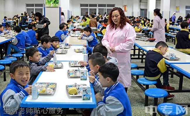 成都美视国际学校[普高]-生活老师贴心服务