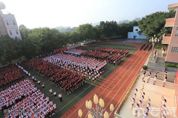 重庆市茄子溪中学整齐的队伍