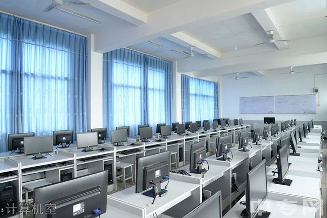 盈江县第一高级中学计算机室
