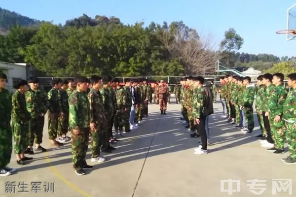 龙海职业技术学校-新生军训