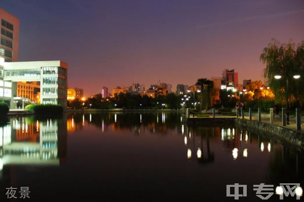  武汉轻工大学继续教育学院-夜景