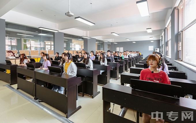中原科技学院-电钢琴教学实训室1