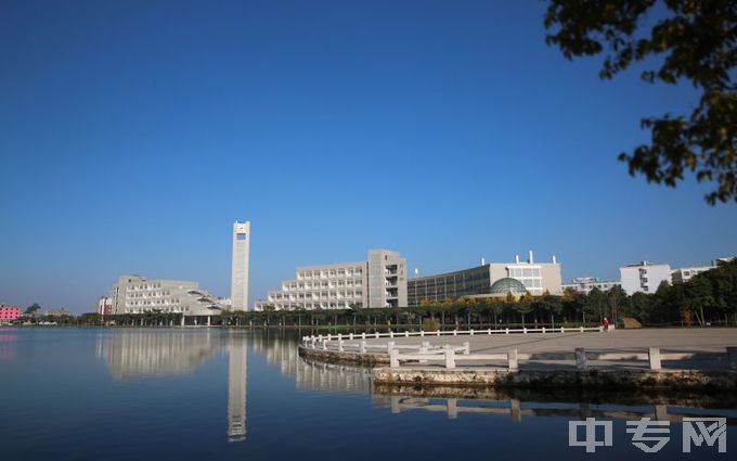 红河学院-平静的湖面