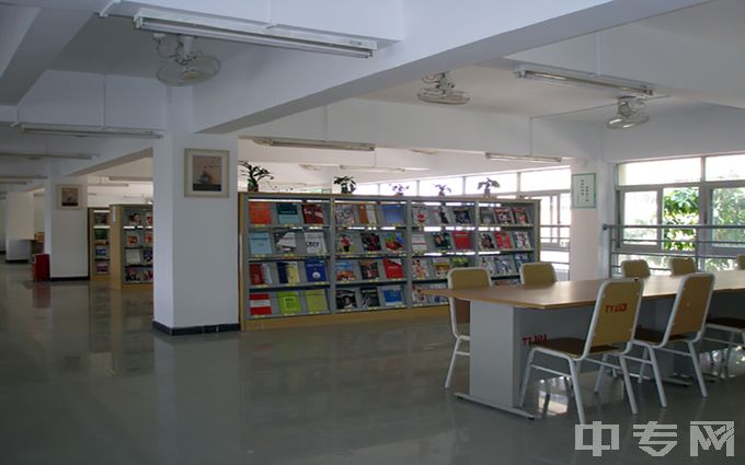 广东体育职业技术学院-图书馆阅览室