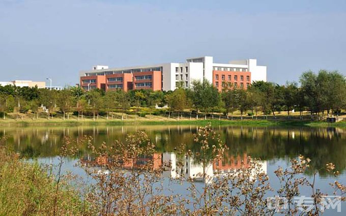 广州城建职业学院-清晨隔湖远眺图书馆