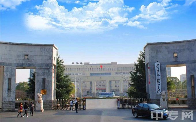 黄冈师范学院-校门