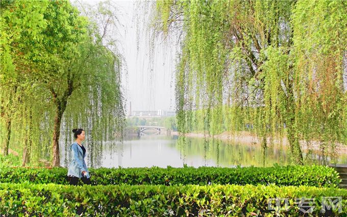 黄冈师范学院-湖景校园