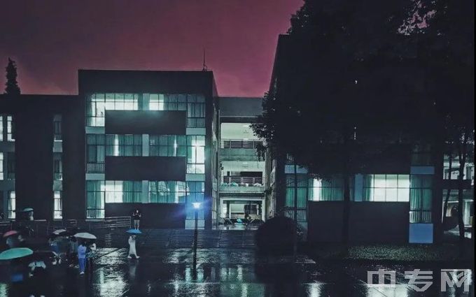 成都师范学院-夜幕下的教学楼