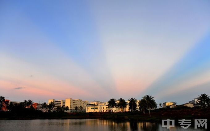 琼台师范学院-满贯湖