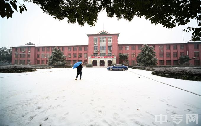 湖南农业大学-第一教学楼雪景