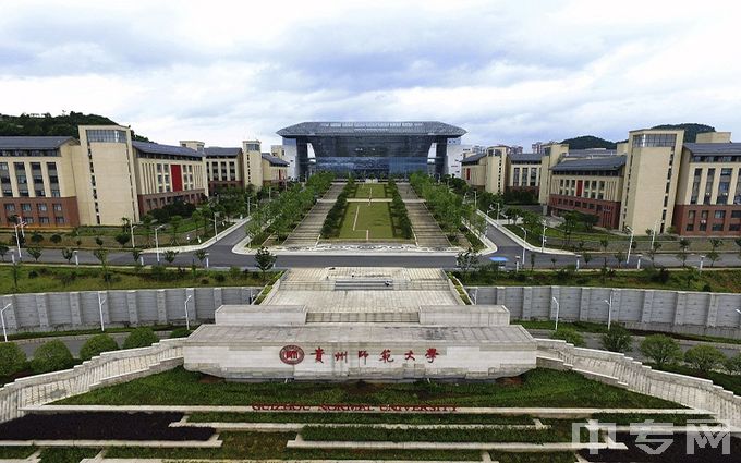 贵州师范大学-花溪校区南大门礼仪大道