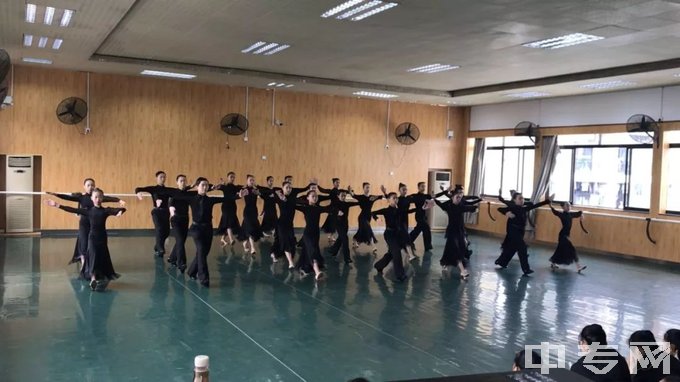 广西艺术学院附属中等艺术学校-舞蹈训练1
