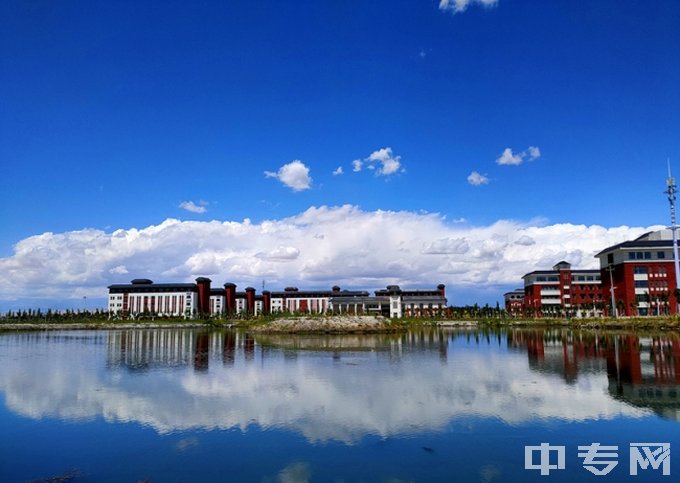 阿克苏教育学院（地区师范学校）-人工湖