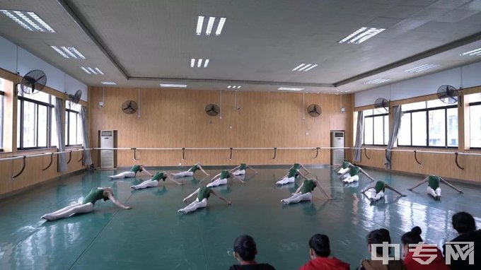 广西艺术学院附属中等艺术学校-舞蹈训练4