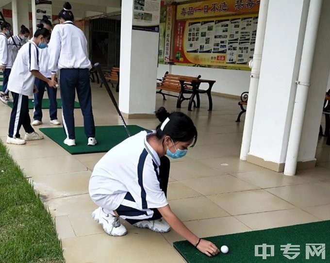 琼海市职业中等专业学校-同学们演练果岭做mark、摆线