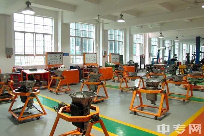 广西工商技师学院（广西经贸高级技工学校）-发动机拆装实训区