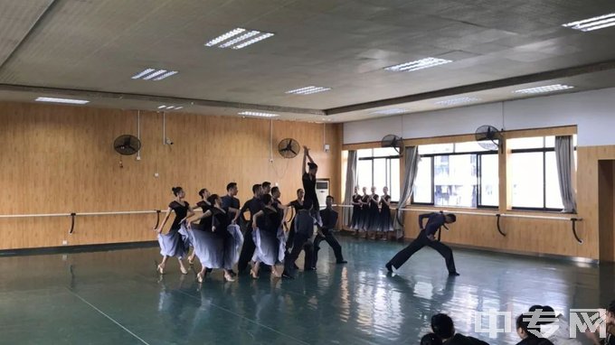 广西艺术学院附属中等艺术学校-舞蹈训练2