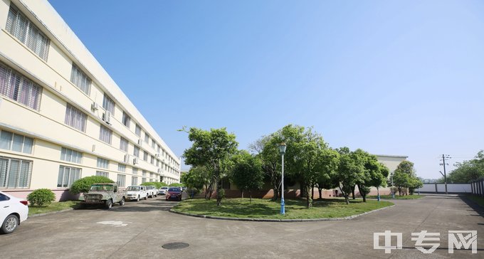 桂林市第二技工学校-教学楼后景