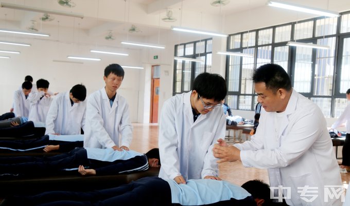 南宁市特殊教育学校-盲学生课堂——学习壮医经筋疗法