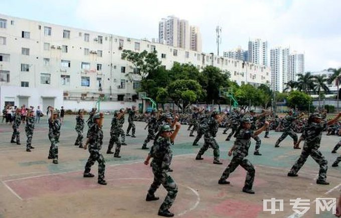 东兰县中等职业技术学校-新生军训